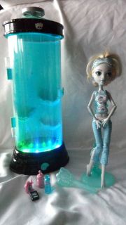 Monster High Lagoona Blue Dead Tired Hydration Chamber Station and Pet Fish