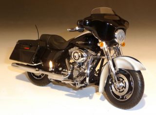 2011 Harley Davidson FLHX Street Glide Diecast Motorcycle 1 12 Chrome Fender