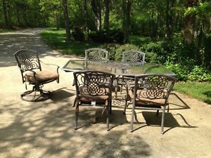 Outdoor Patio Furniture Table 5 Chairs with Cushions Umbrella Stand $500 00